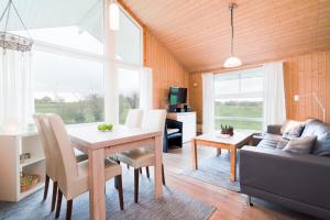 Televiisor ja/või meelelahutuskeskus majutusasutuses Objekte im Umland Hof Ruhleben - Haus Fischerfreunde