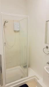 ChestertonにあるCity Stay Studios 2のバスルーム(ガラス張りのシャワー、シンク付) +12枚の写真