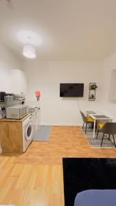 ChestertonにあるCity Stay Studios 2のリビングルーム(キッチン、テーブル、椅子付)