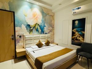 Giường trong phòng chung tại HolidayVilla - 1st Japanese Pod, Rooms & Suites - Green Avenue Amritsar