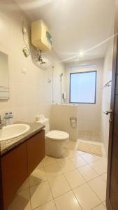 ein Badezimmer mit Toilette und Waschbecken in der Unterkunft VIILA VEAR in Canggu
