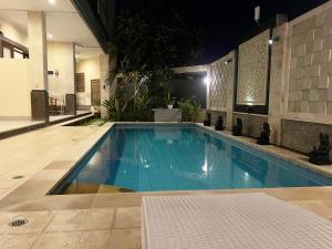 ein Schwimmbad in einem Gebäude in der Nacht in der Unterkunft VIILA VEAR in Canggu
