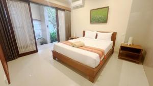 ein Schlafzimmer mit großem Bett und Fenster in der Unterkunft VIILA VEAR in Canggu