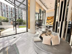 a lobby with a round table in a building with windows at the base updown一卧 in Phuket Town