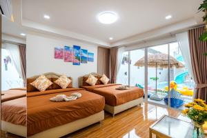 two beds in a hotel room with a pool at Cloud9 Pool Villa in Cha Am +104 photos