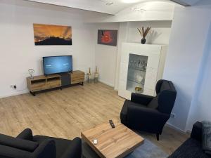 TV a/nebo společenská místnost v ubytování Formella Wartburgblick