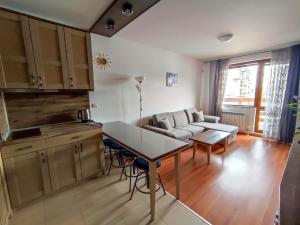 una sala de estar con un sofá y una mesa en Belvedere Holiday Club H41, en Bansko 18 fotos más