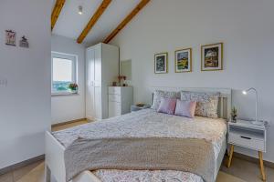 TinjanにあるLAVANDA - Relax in Greenery & Explore Istriaの大きなベッドと机のある寝室