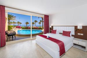 Bazén v ubytování Sataya Resort Marsa Alam nebo v jeho okolí