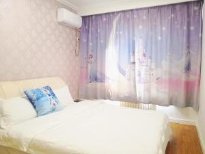 Postel nebo postele na pokoji v ubytování Tenchi's Frozen Apartment 冰雪奇缘主题冰雪大世界雪博会附近