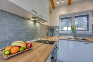 TinjanにあるLAVANDA - Relax in Greenery & Explore Istriaのキッチン(カウンターにフルーツを入れた器付)