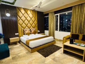 Giường trong phòng chung tại HolidayVilla - 1st Japanese Pod, Rooms & Suites - Green Avenue Amritsar