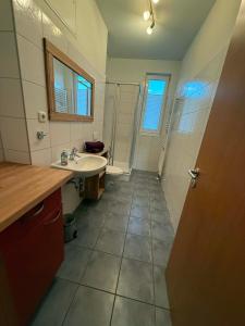 グライフスヴァルトにあるFerienwohnung Holzteichstraße 18の洗面台とトイレ付きのバスルーム
