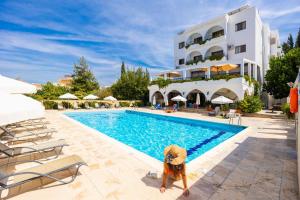 Bazén v ubytování Stephanos Garden Apartments nebo v jeho okolí