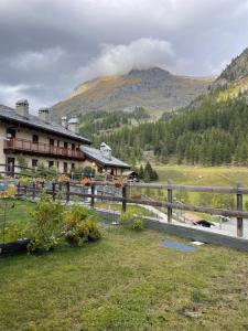 a resort with a fence and a mountain in the background at Monte Rosa Panorama in Staval