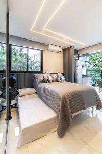 a bedroom with a bed in a room with windows at Hospedagem Sofisticada em Perdizes – Próxima ao Allianz Parque e Espaço Unimed in Sao Paulo