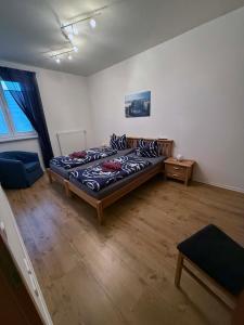 グライフスヴァルトにあるFerienwohnung Holzteichstraße 18の部屋の中に大きなベッドがある寝室