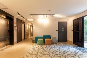 a waiting room with chairs in a building at Hospedagem Sofisticada em Perdizes – Próxima ao Allianz Parque e Espaço Unimed in Sao Paulo