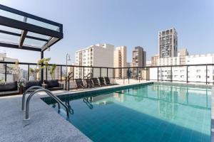 a swimming pool on the roof of a building at Hospedagem Sofisticada em Perdizes – Próxima ao Allianz Parque e Espaço Unimed in Sao Paulo +43 photos