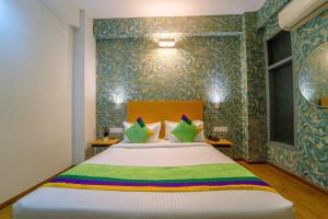 Postel nebo postele na pokoji v ubytování Treebo Premium Inn