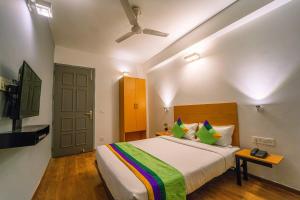 Postel nebo postele na pokoji v ubytování Treebo Premium Inn