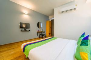 Postel nebo postele na pokoji v ubytování Treebo Premium Inn