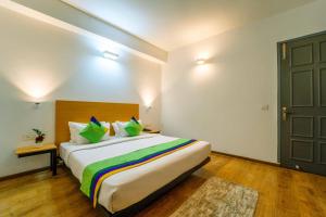Postel nebo postele na pokoji v ubytování Treebo Premium Inn
