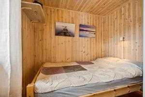 Postel nebo postele na pokoji v ubytování UNIK privat, romslig hytte sjø, fjellutsikt, parkering