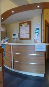 un comptoir dans une salle d'hôpital avec comptoir dans l'établissement Hotel La Renaissance, à Cherbourg en Cotentin