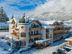 an aerial view of a hotel in the snow at Staudacherhof in Garmisch-Partenkirchen I Blick aufs Zugspitzmassiv I einzigartige Bayurvida Küche in Garmisch-Partenkirchen