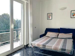 Ένα ή περισσότερα κρεβάτια σε δωμάτιο στο RED HOUSE - BEAUTIFUL APARTMENT - METRO m1