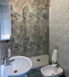 un baño con lavabo y ducha en Market house Napoli, en Nápoles