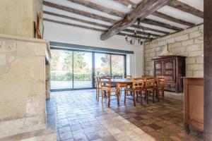 a dining room with a table and chairs at Belle demeure avec piscine à Bourgueuil 5 ch/10 p in Bourgueil