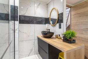 a bathroom with a sink and a mirror at Villa Trevi ,200m plage, Vue Mer in Trégunc