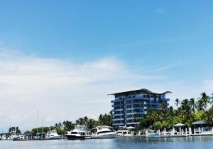 un gran edificio con barcos atracados en un puerto deportivo en Puerto Azul Residences, en Puntarenas
