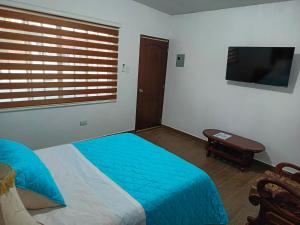 Un televizor și/sau centru de divertisment la Rooms with private bathroom and kitchen