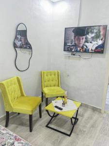 タンジェにあるMydar Medinaの椅子2脚とテレビ付きの待合室