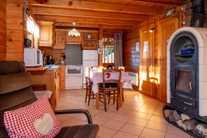 Cuisine ou kitchenette dans l'établissement Chalet Terrasse Plein Sud, Cheminée, Ski-Rando, Nature & Village, Animaux admis, Parking