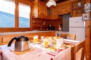 Cuisine ou kitchenette dans l'établissement Chalet Terrasse Plein Sud, Cheminée, Ski-Rando, Nature & Village, Animaux admis, Parking