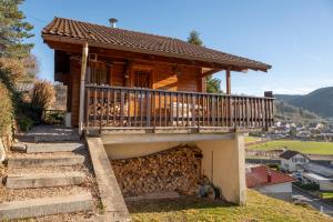 Cette maison en rondins dispose d'un balcon et d'escaliers. dans l'établissement Chalet Terrasse Plein Sud, Cheminée, Ski-Rando, Nature & Village, Animaux admis, Parking, à La Bresse