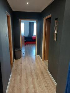ein leeres Zimmer mit Flur mit Couch darin in der Unterkunft Apartament-Zaodrze,2- pokoje,kuchnia,łazienka in Oppeln