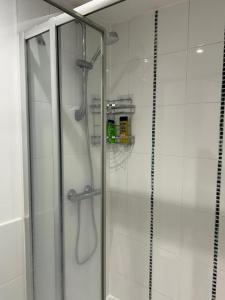 Ένα μπάνιο στο 4 Beds 2 Bath Lift Refurbished Monthly Discounts