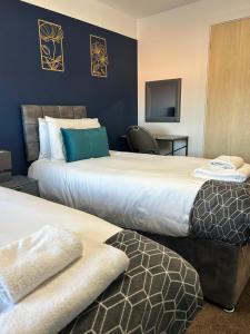 Postel nebo postele na pokoji v ubytování 4 Beds 2 Bath Lift Refurbished Monthly Discounts