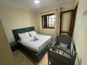 Dormitorio pequeño con cama y cuna en Lilac's Garden vue piscine, en M'diq