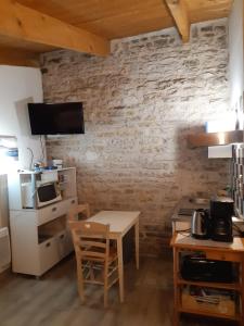 Kuchyň nebo kuchyňský kout v ubytování Charmant studio dans le vieux bourg