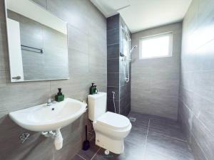 a bathroom with a white toilet and a sink at Cozy 4B2B for 8 pax - 15 min to Lotus's Mall Kajang in Kampong Paya +18 photos