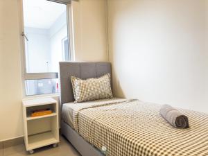 a small bedroom with a bed and a window at Cozy 4B2B for 8 pax - 15 min to Lotus's Mall Kajang in Kampong Paya