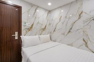 Postel nebo postele na pokoji v ubytování Hoàng Quỳnh Hotel
