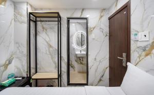 Postel nebo postele na pokoji v ubytování Hoàng Quỳnh Hotel