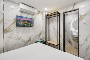 Postel nebo postele na pokoji v ubytování Hoàng Quỳnh Hotel